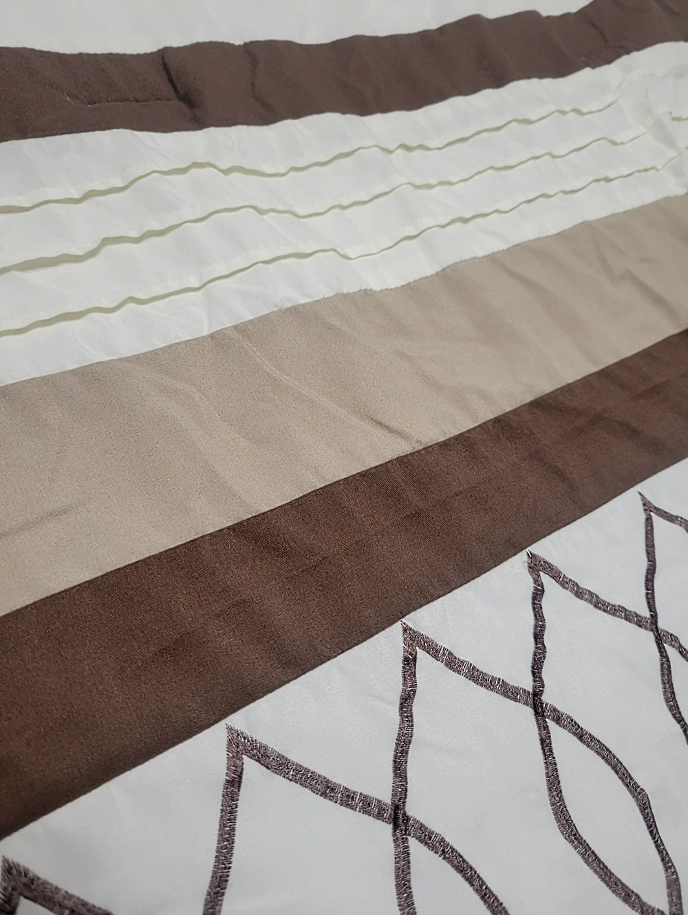 QUEEN COMFORTER - Picture 3 of 8